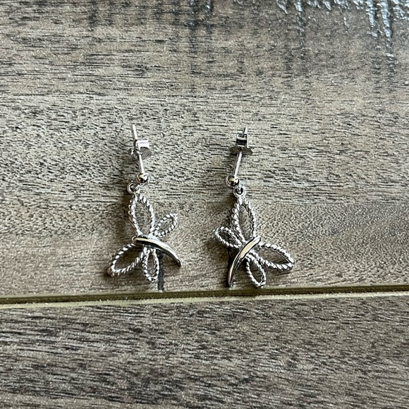 925 pretty earrings. Nice detailing with the silver etched in a butterfly shape - Picture 2 of 4